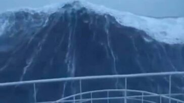 Κύμα-τέρας 30 μέτρων χτυπάει πλοίο viral video