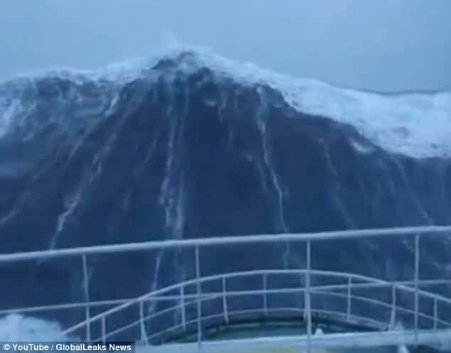 Κύμα-τέρας 30 μέτρων χτυπάει πλοίο viral video
