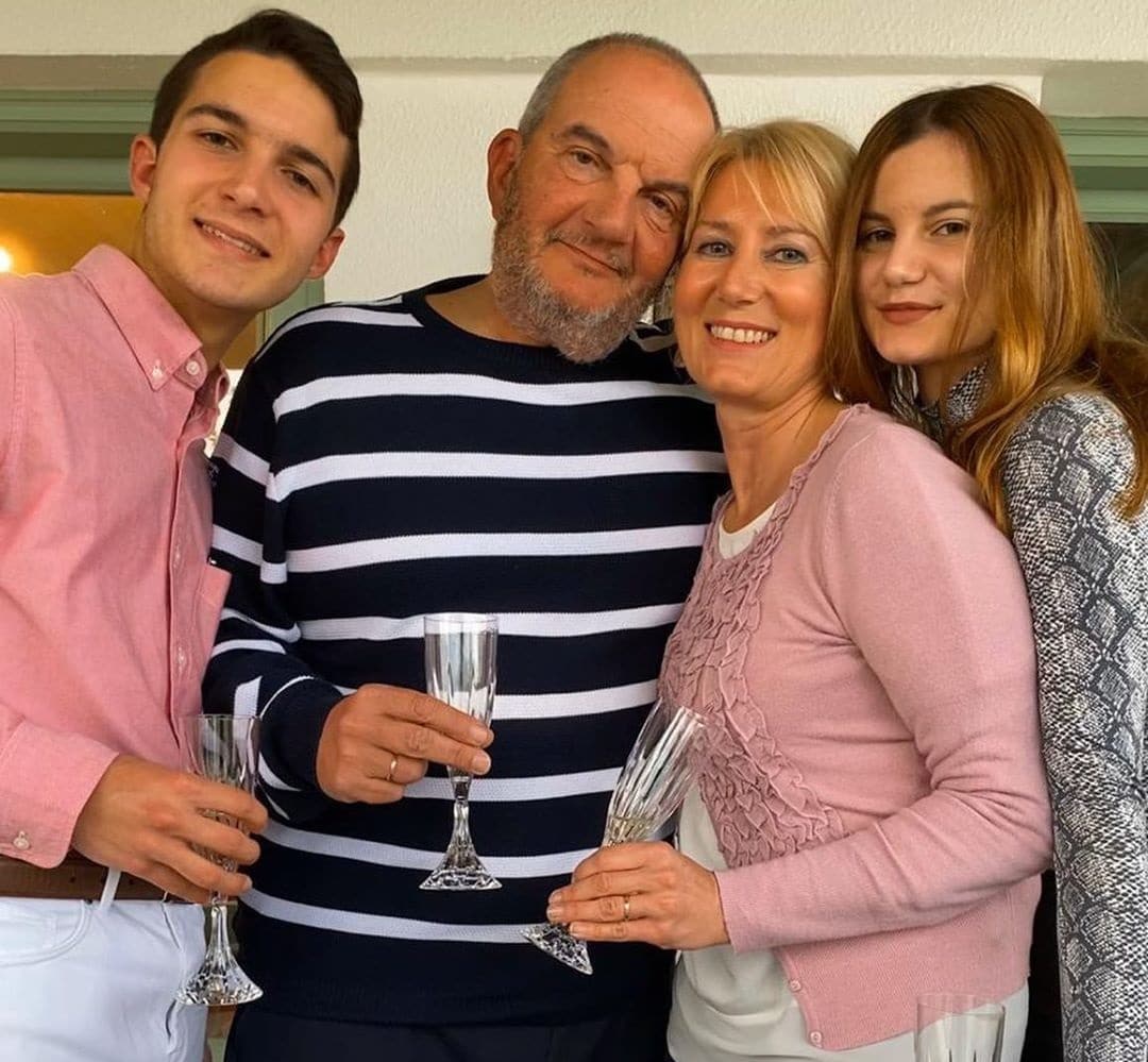 Viral φωτογραφία: Κωστας Καραμανλής – Νατασα Παζαιτη και τα παιδια. Γενέθλια σημερα - Koolnews.gr