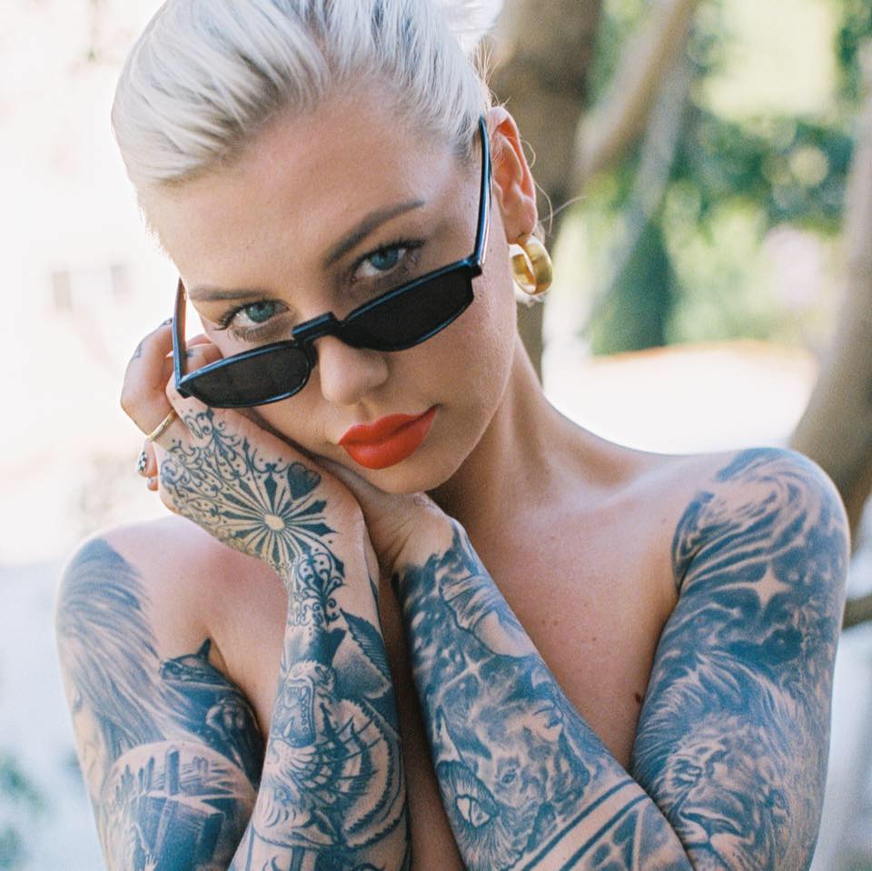 Σαμί Ράιαν: Το αφόρητα σέξι κορίτσι με τα τατουάζ και «αποστομωτικά» oπίσθια