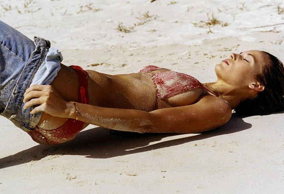 Λαμπάδα: Η Χάνα Φέργκιουσον κυλιέται στην άμμο, λερώνεται και είναι έτοιμη για τσίκνισμα